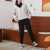 Hanorac bej cu guler în V, tricotat lejer, de o singură culoare