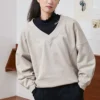 Hanorac bej cu guler în V, tricotat lejer, de o singură culoare