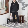 Hanorac cu glugă din tricot brodat cu litere în culori contrastante, negru